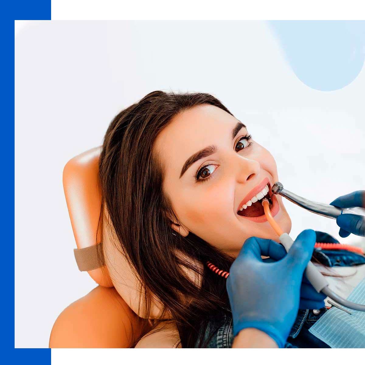 Clínica Dental Urresti mujer en tratamiento odontológico 